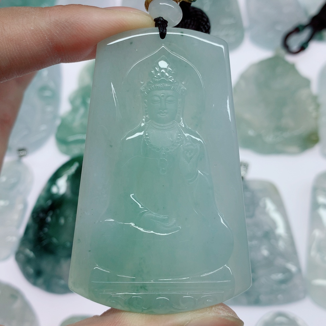 稳***翡翠未镶嵌颈饰素衣
