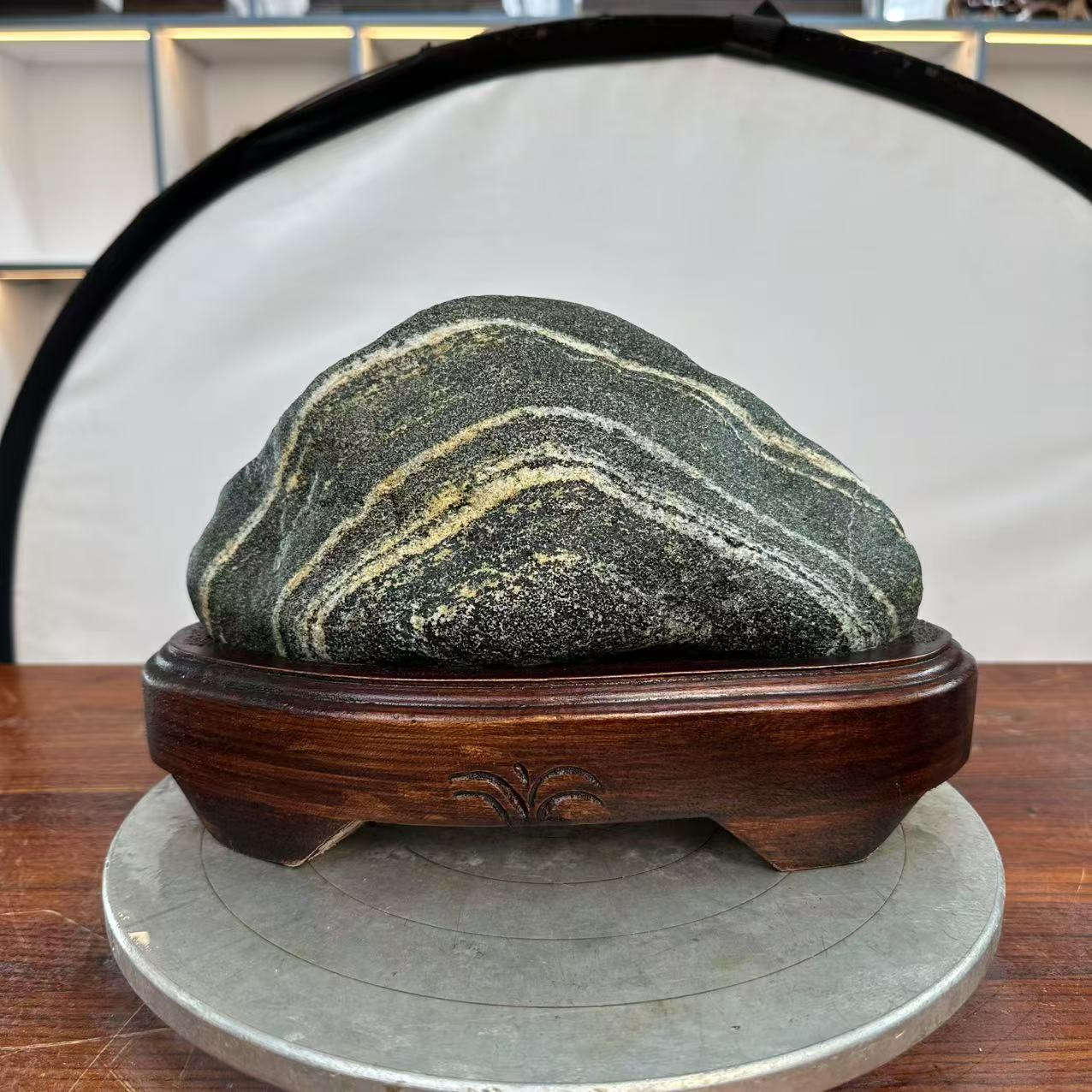 《靠山石5号》，尺寸：长29*高19*厚13cm，重量9.4斤。室内摆件