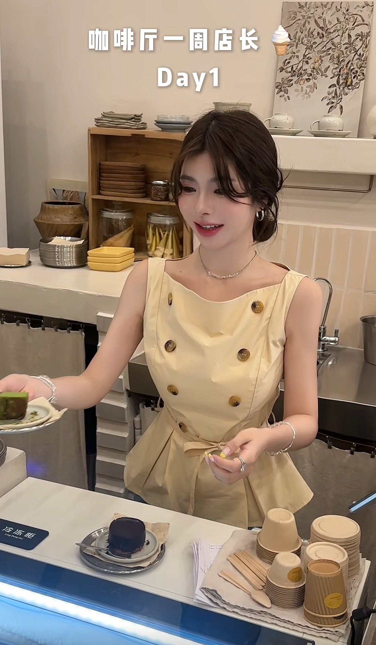 【HuiHui】新款无袖背心衬衫双排扣收腰设计感衬衣小衫（H8708）