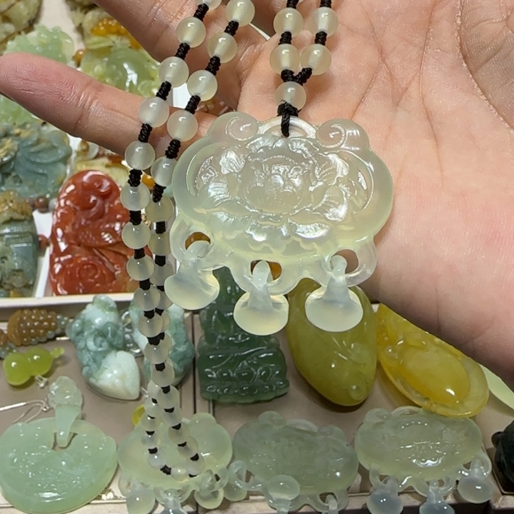 蛇纹石玉吊坠未镶嵌