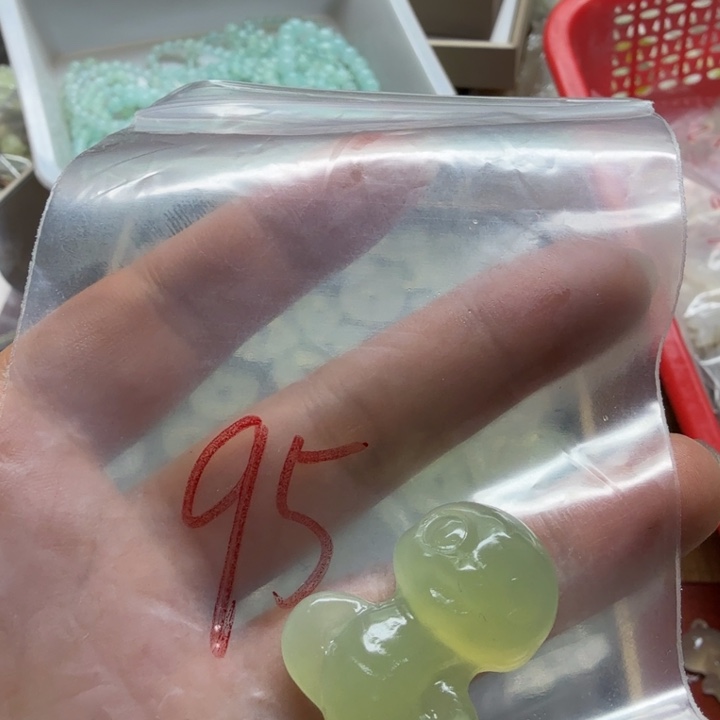 透闪石-蛇纹石玉吊坠未镶嵌