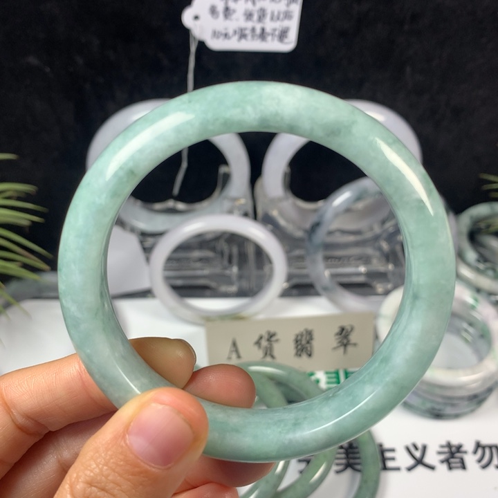 翡翠未镶嵌手镯48号。 59圈