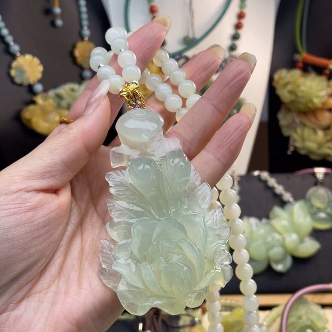 蛇纹石玉未镶嵌颈饰