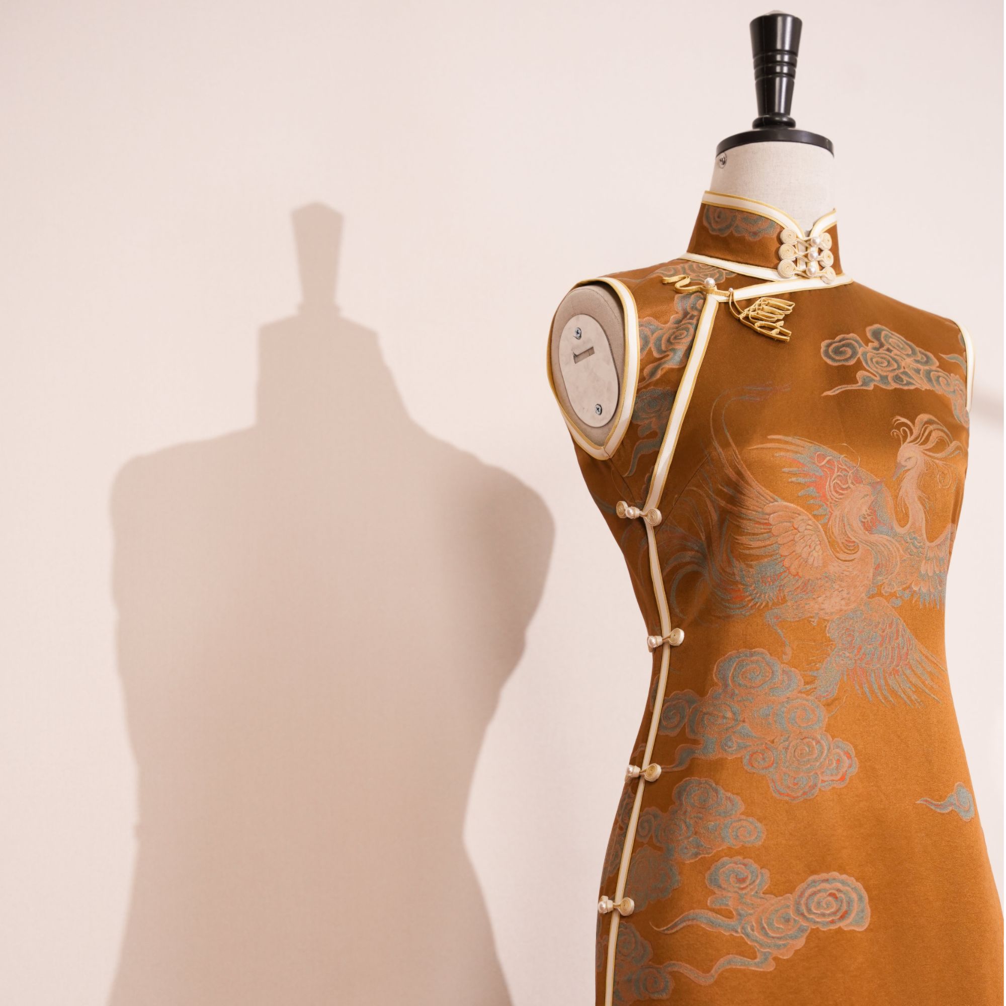 「凤凰于飞」--挽宴桑蚕丝40姆米对花提花缎手工古法旗袍裙