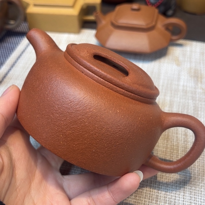 茶壶紫砂红降坡，容量230毫升，牛盖