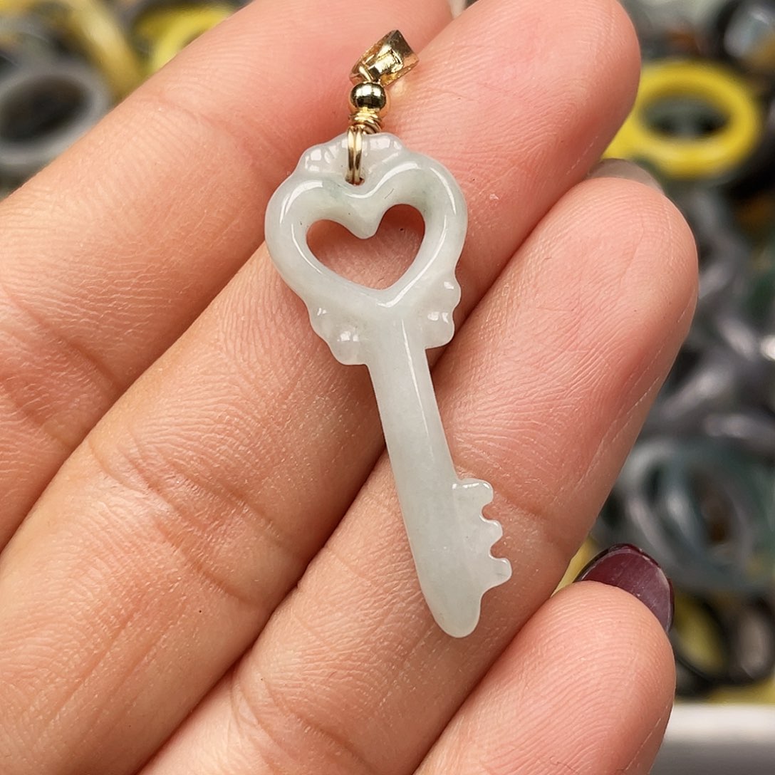 翡翠颈饰未镶嵌翡翠