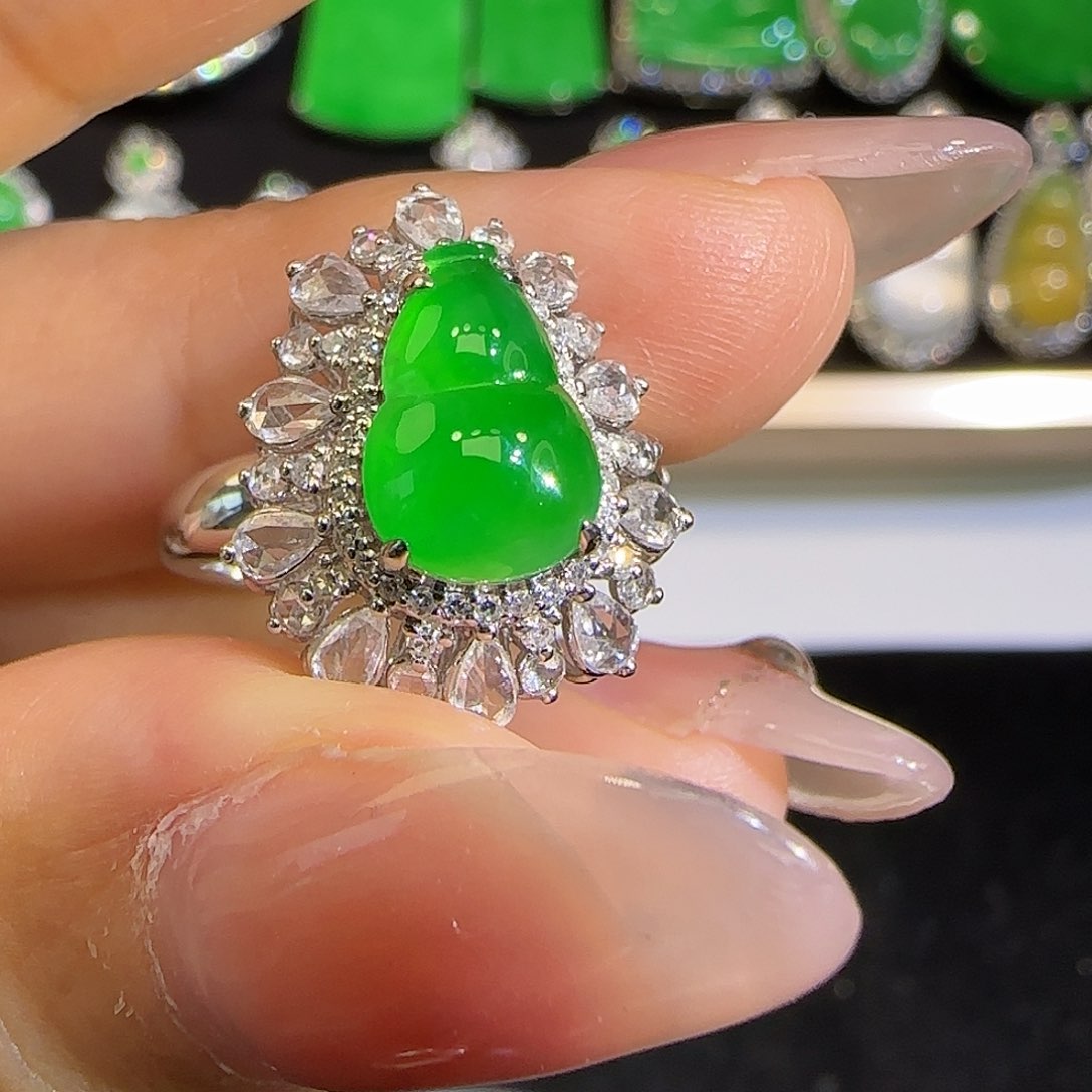 翡翠戒指18K金镶嵌。