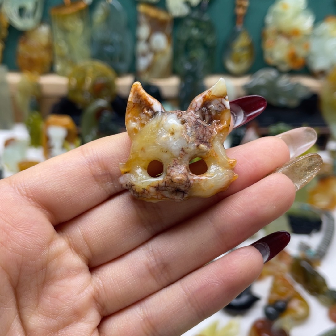 蛇纹石玉颈饰未镶嵌