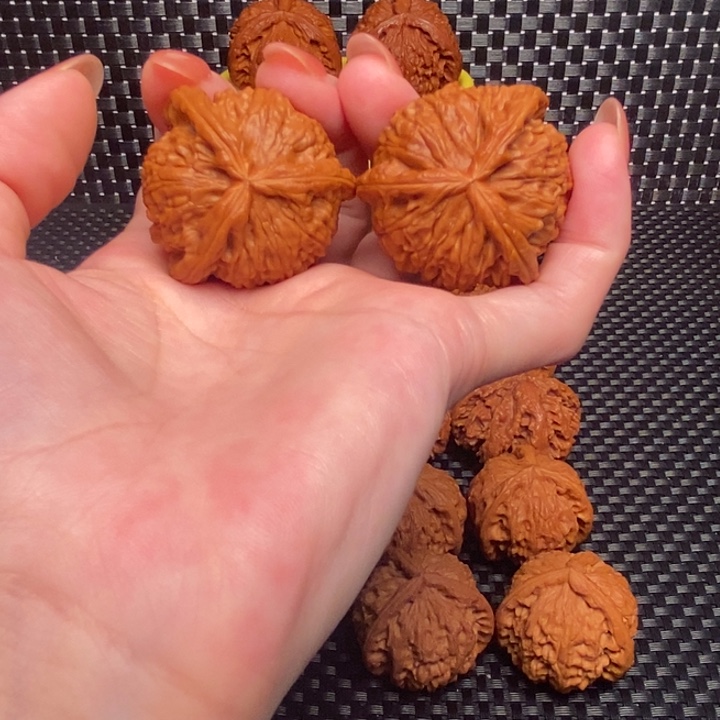 文玩核桃吊坠白奔