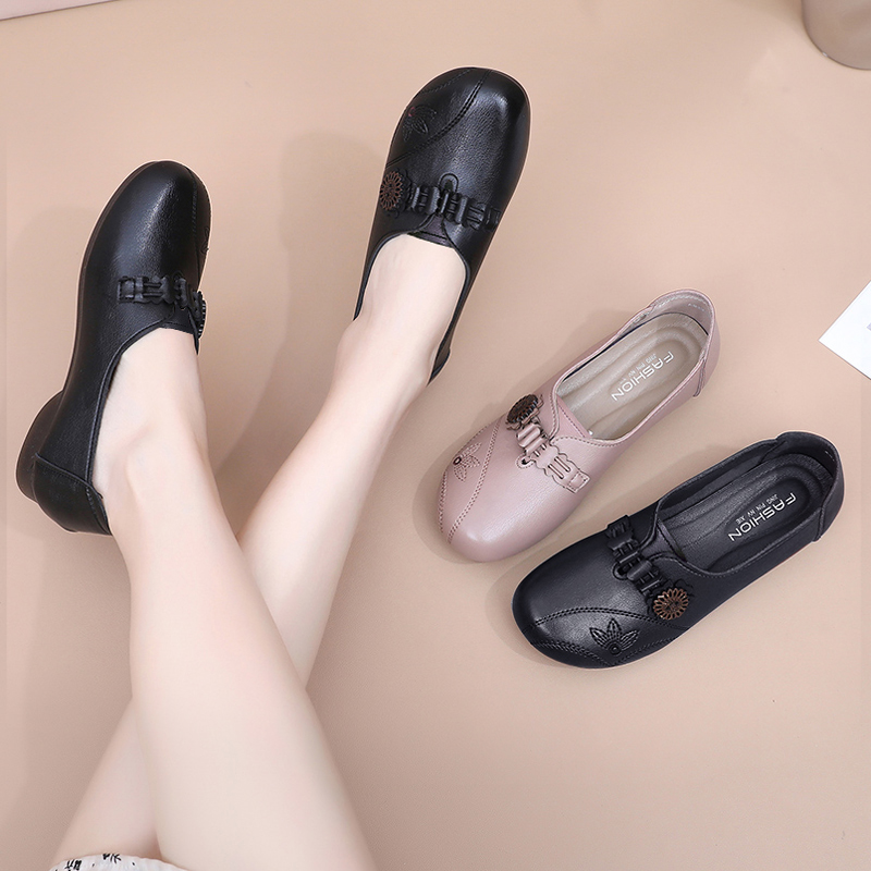 2025新款软皮妈妈鞋中老年皮鞋单鞋百搭平底舒适软底防滑中年女鞋