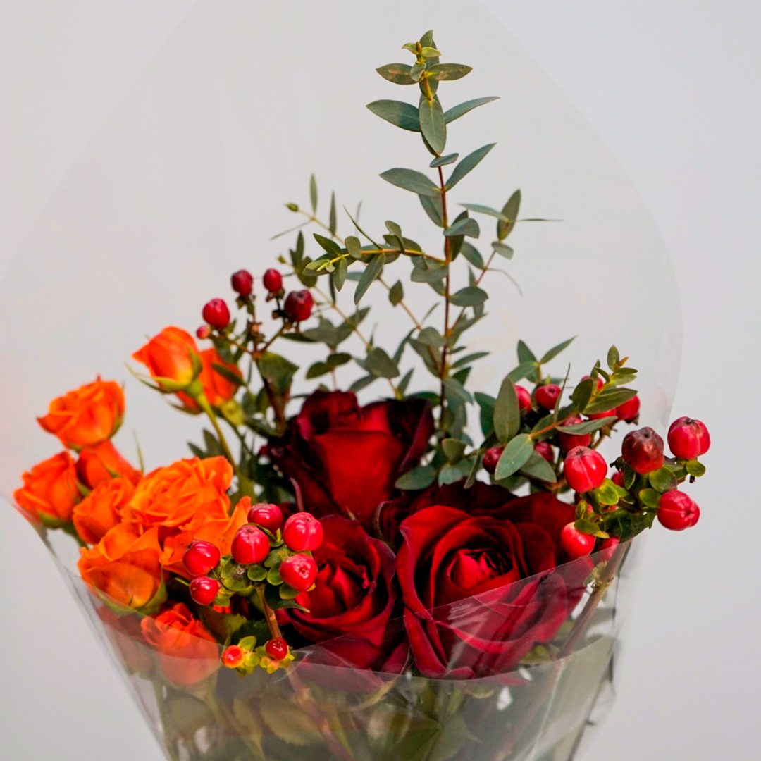 【心想事橙】橙色芭比2枝+红玫瑰5枝+红豆2枝+尤加利叶1枝