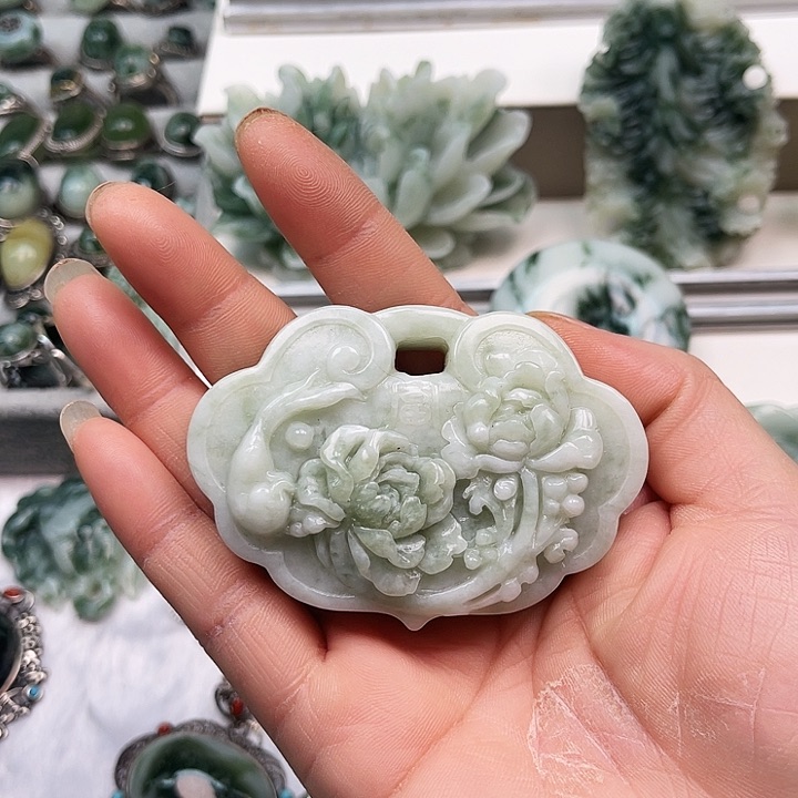 透闪石-蛇纹石玉颈饰未镶嵌