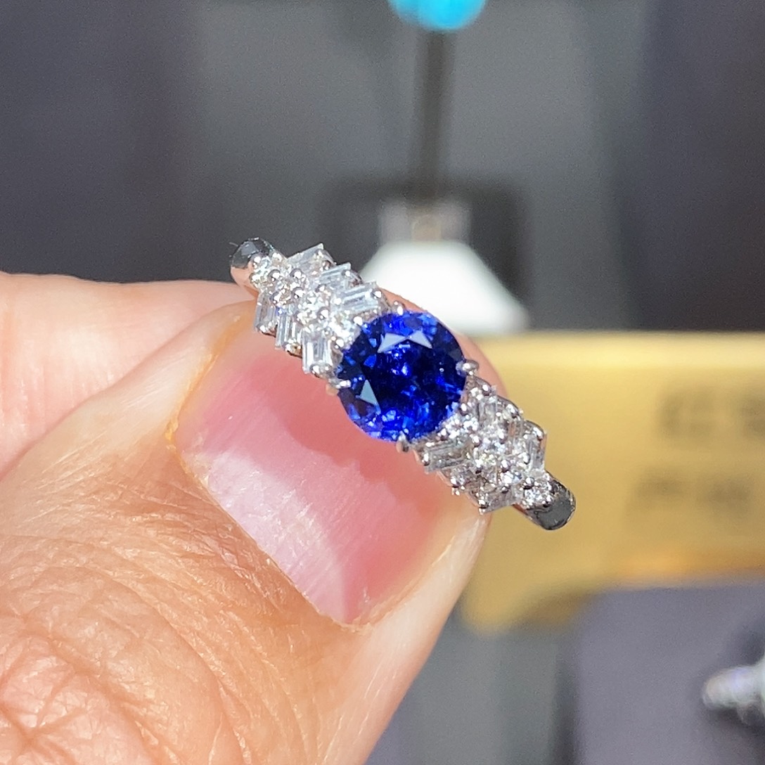 蓝宝石戒指18K金镶嵌1.07克拉无烧