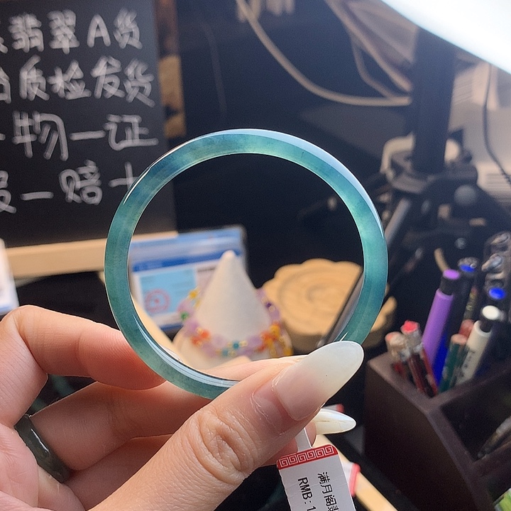 翡翠手镯未镶嵌白***?54圈口