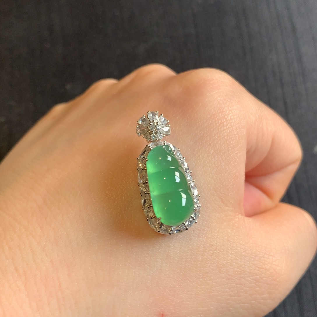 翡翠颈饰18K金镶嵌天然翡翠