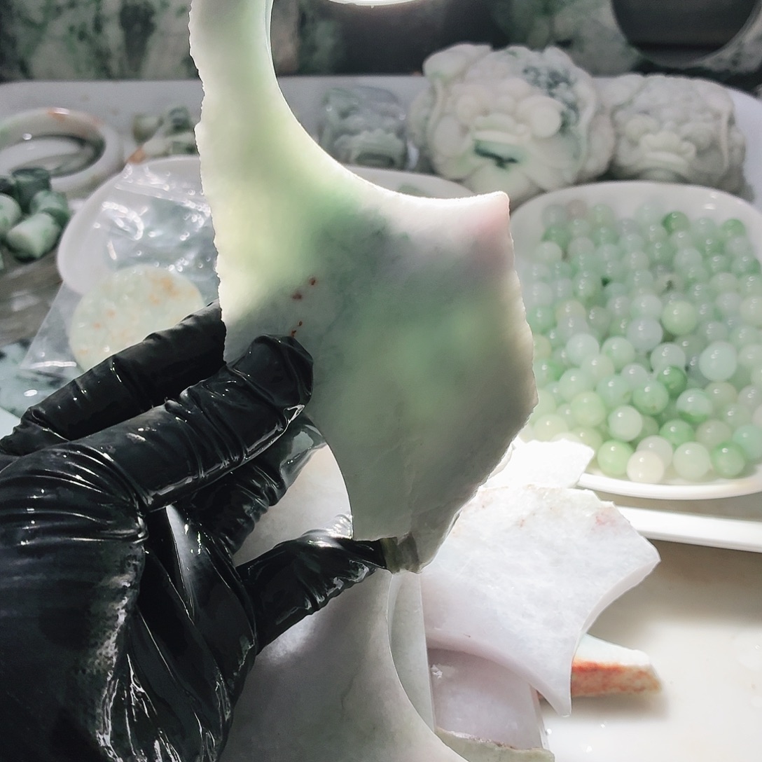 翡翠未镶嵌颈饰边角料