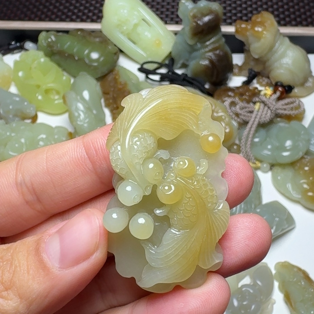 米***子和田玉未镶嵌颈饰