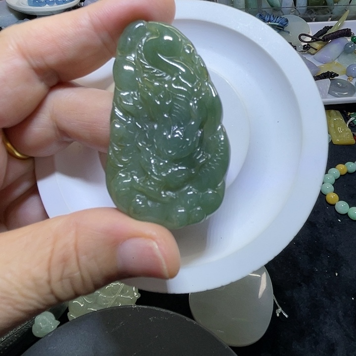翡翠未镶嵌颈饰龙牌