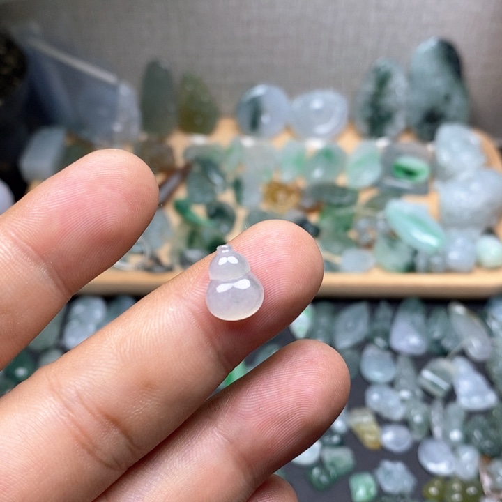 翡翠未镶嵌颈饰葫芦