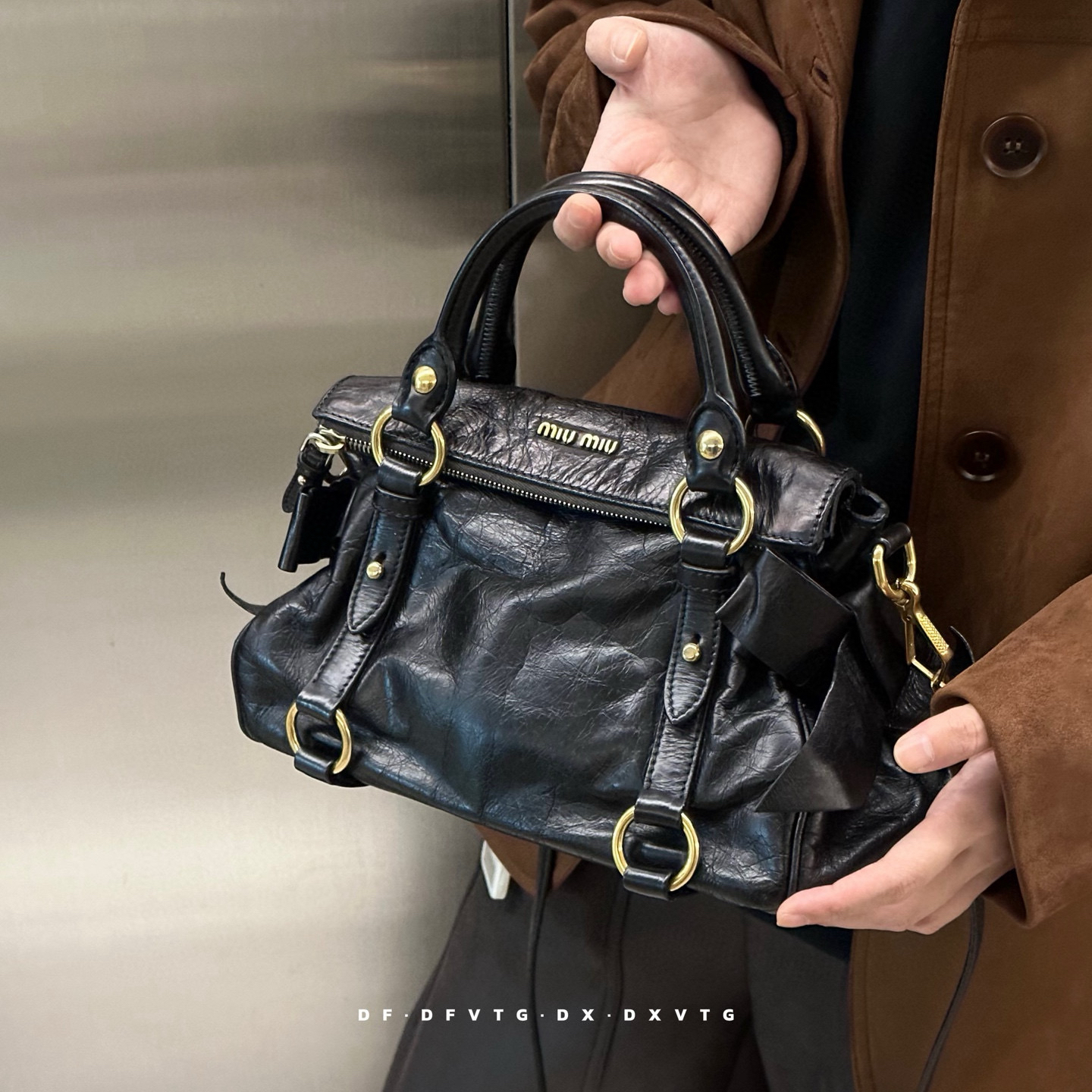 95新 MIU MIU/缪缪 miumiu 黑金蝴蝶结油蜡机车斜挎包