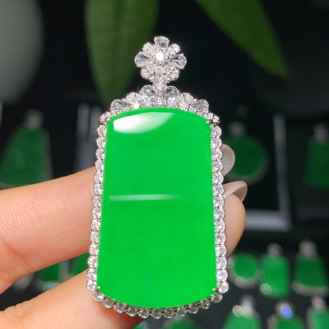 翡翠18K金镶嵌颈饰翡翠