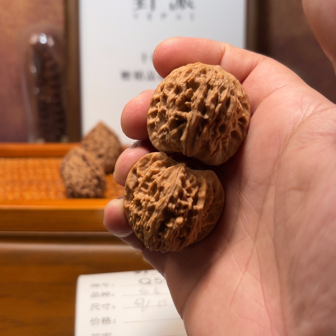 文玩核桃吊坠红豆Q5926