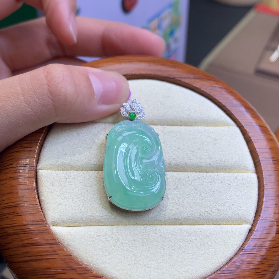 翡翠18K金镶嵌颈饰翡翠