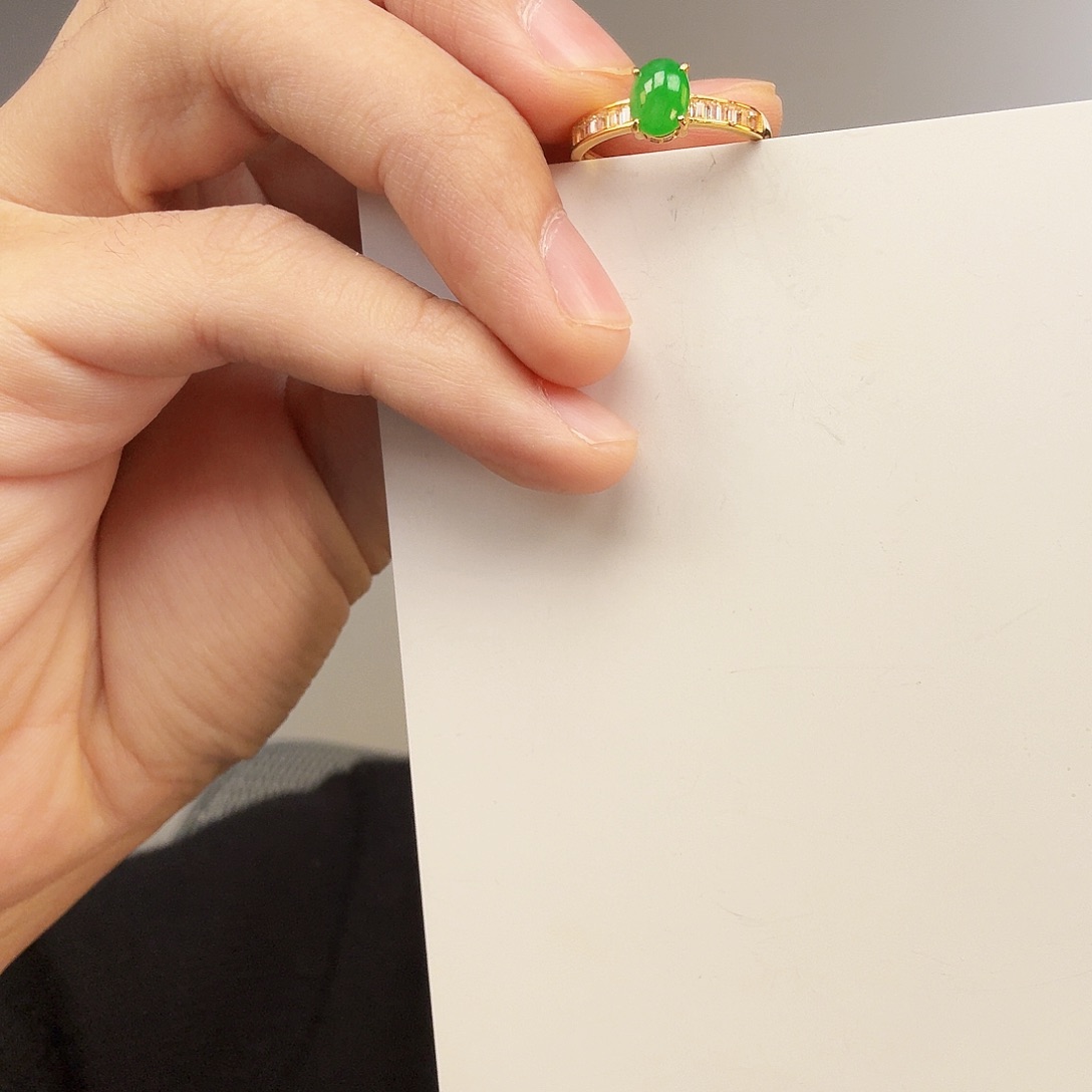 翡翠未镶嵌颈饰一件