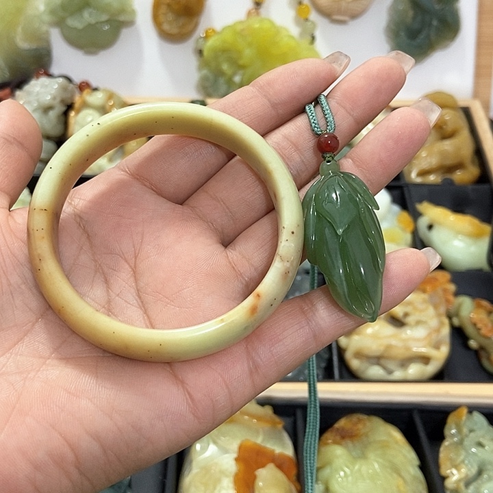 蛇纹石玉挂件未镶嵌