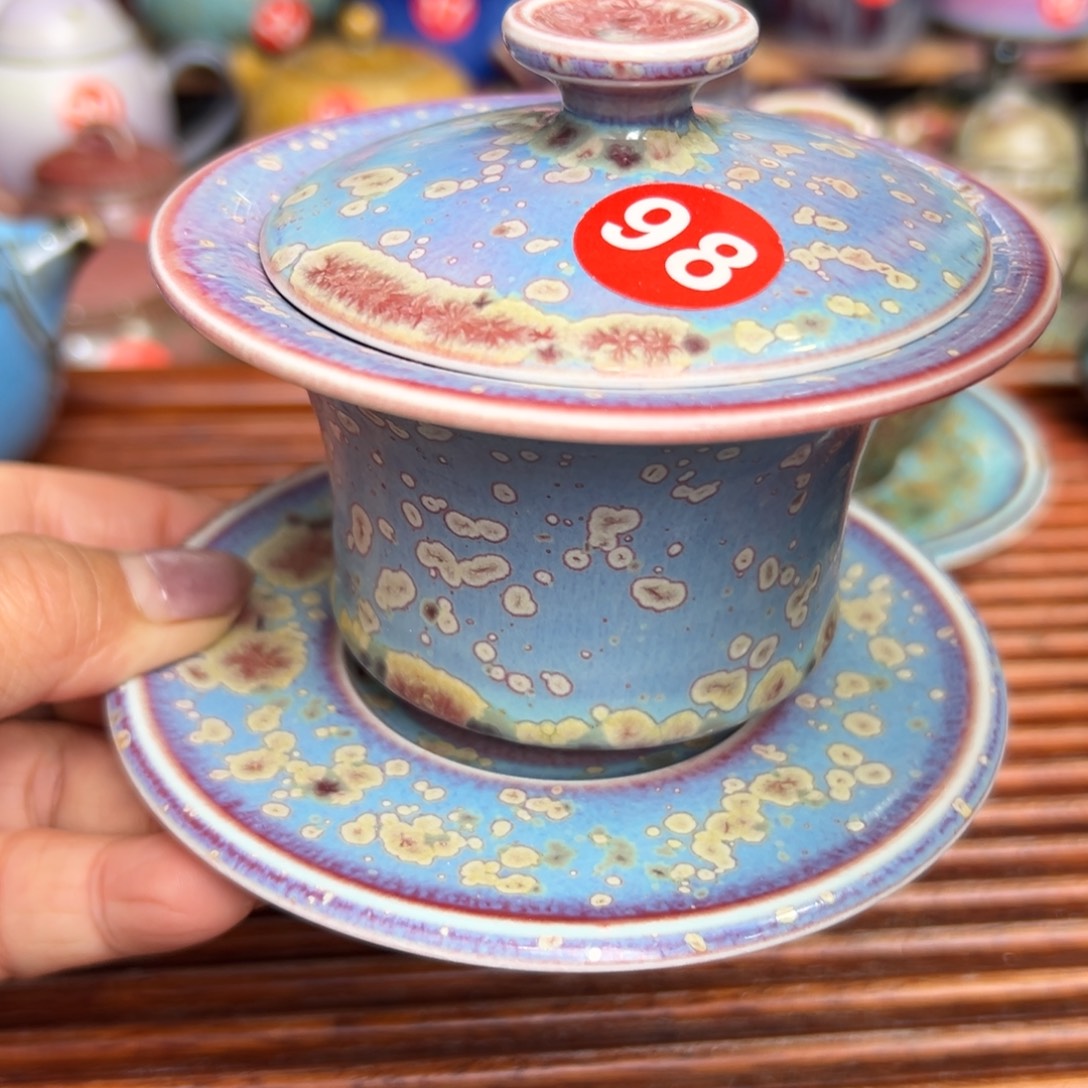 好***在手工制作手拉坯茶具
