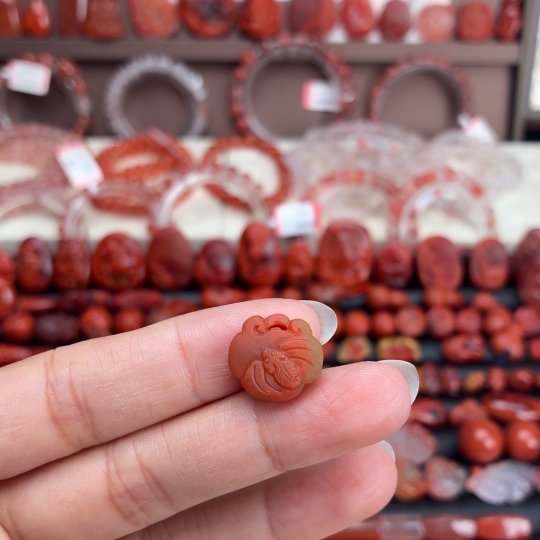 南红玛瑙未镶嵌颈饰如意锁