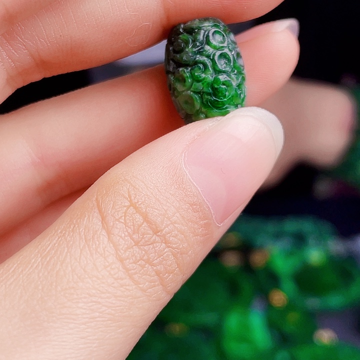 翡翠未镶嵌颈饰多样性