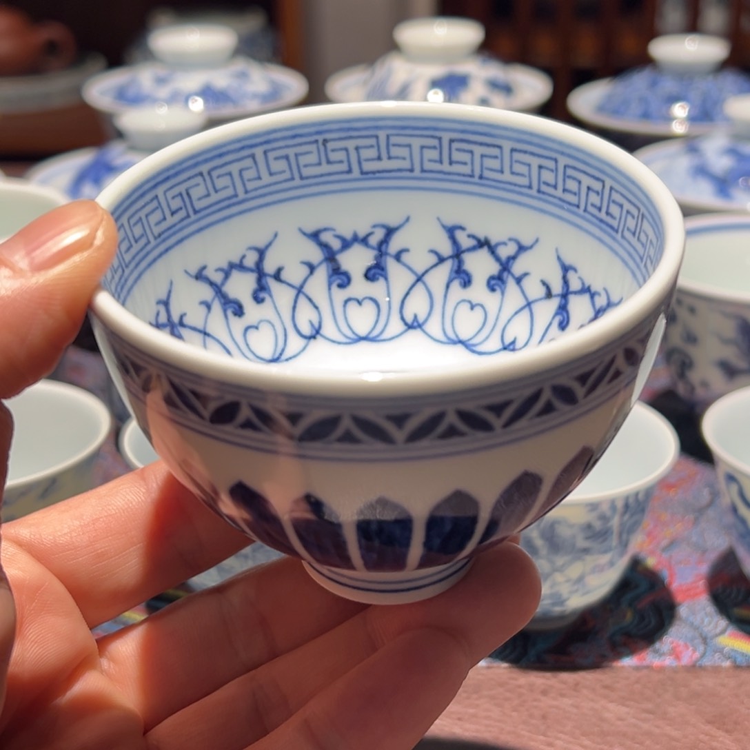 杯青花菊瓣纹宝相冷冬纹鸡心杯口径约8.5厘米