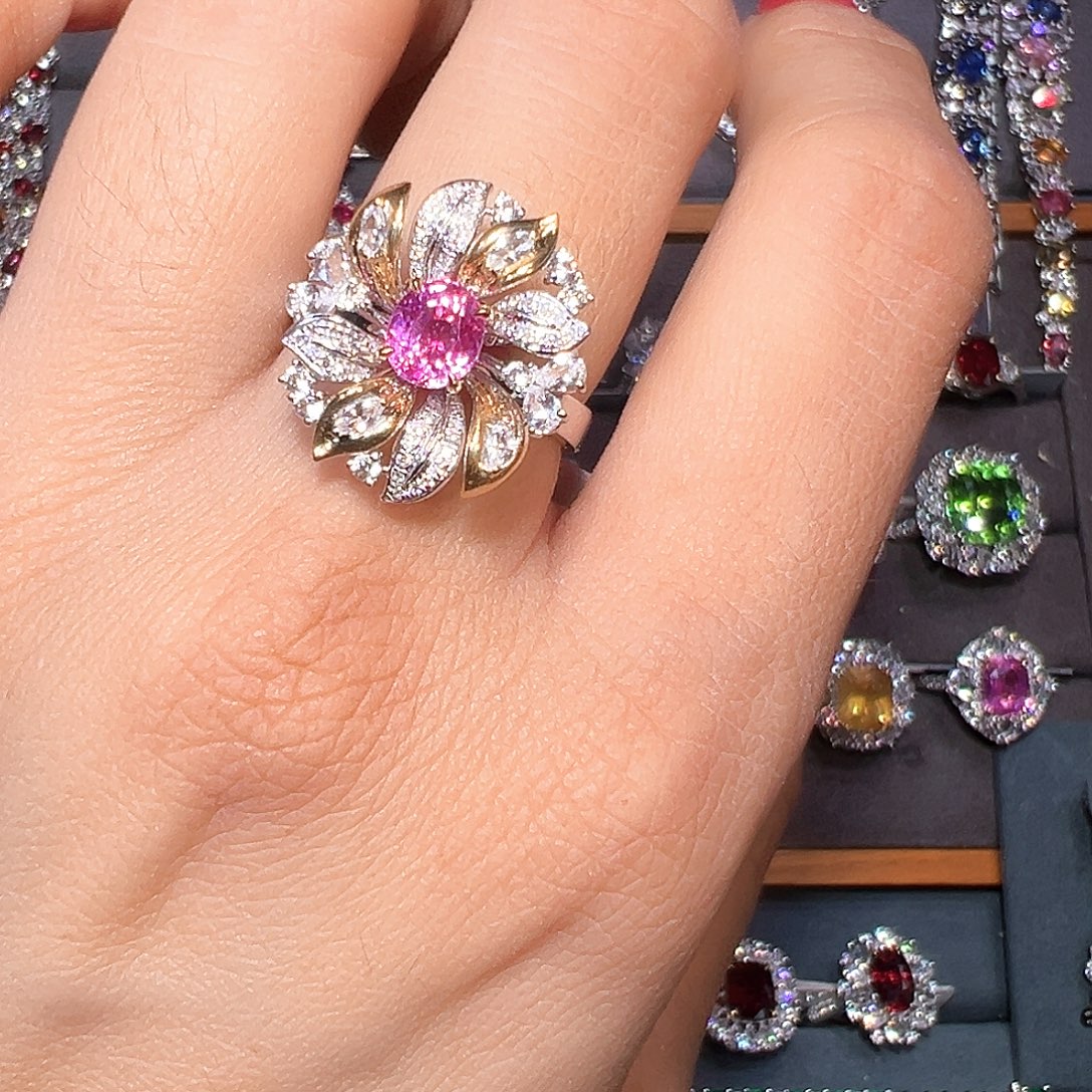 彩色蓝宝石戒指18K金镶嵌