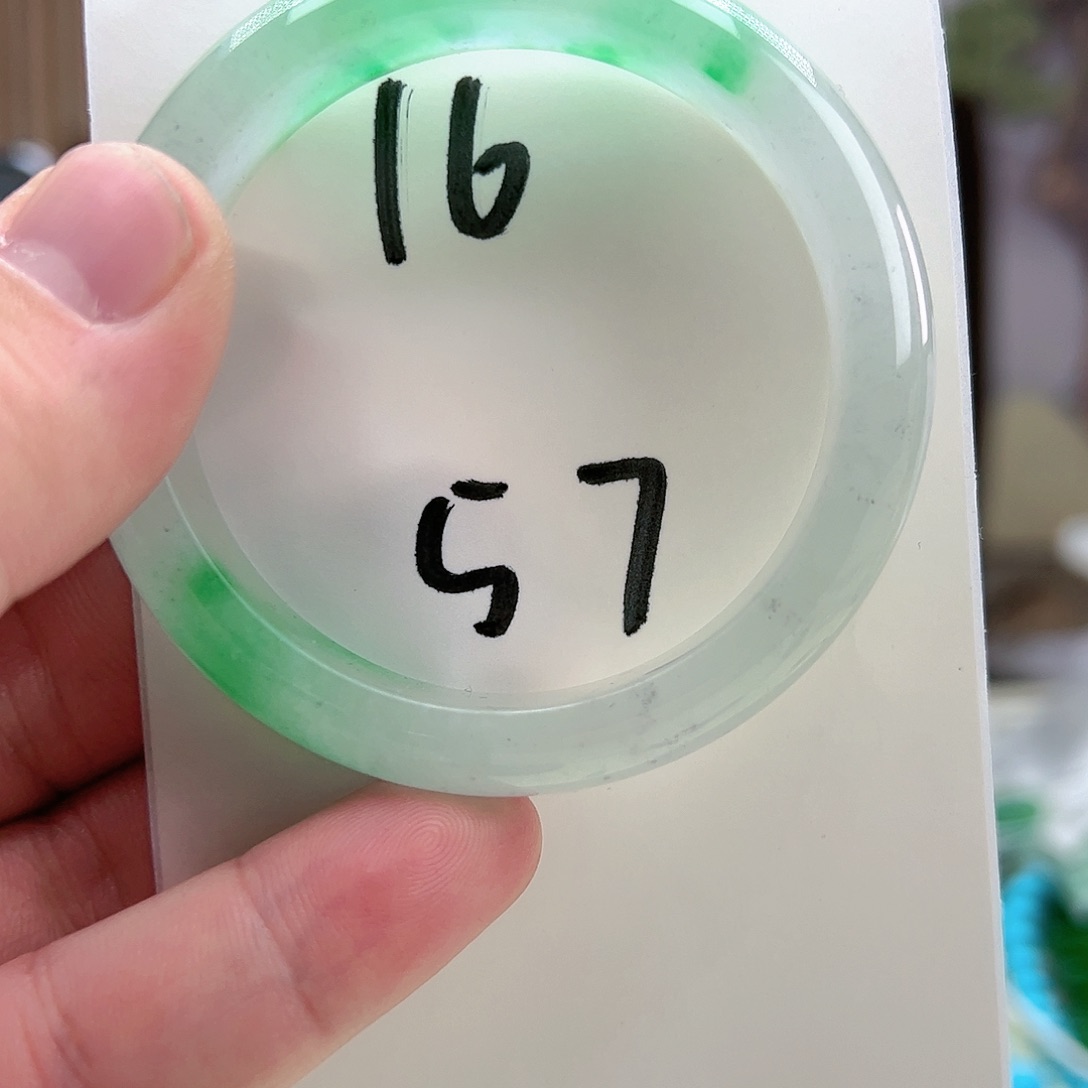 翡翠手镯未镶嵌翡翠