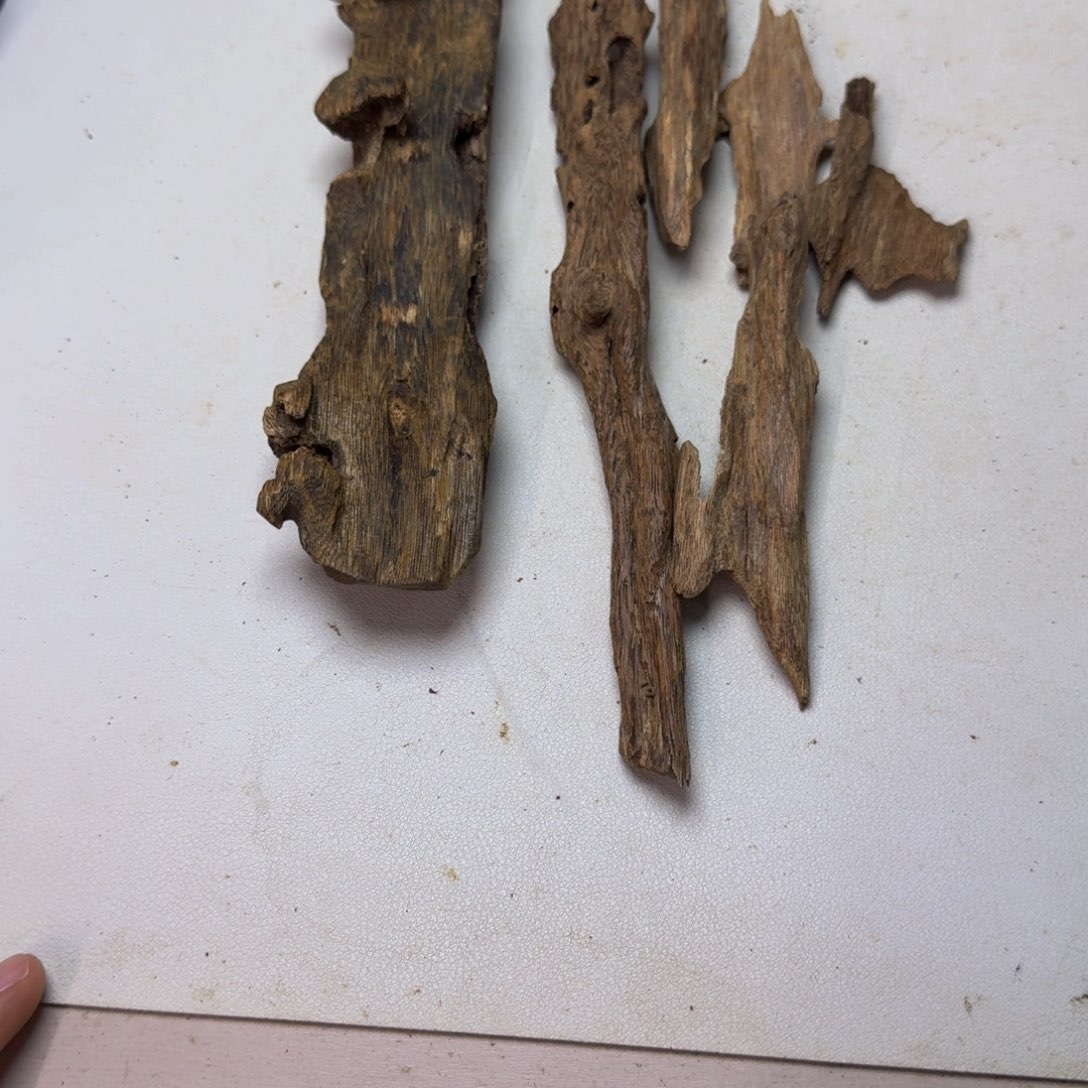 嬉***脸沉香碎屑沉香沉香土沉虫漏17，绿棋凹身38克