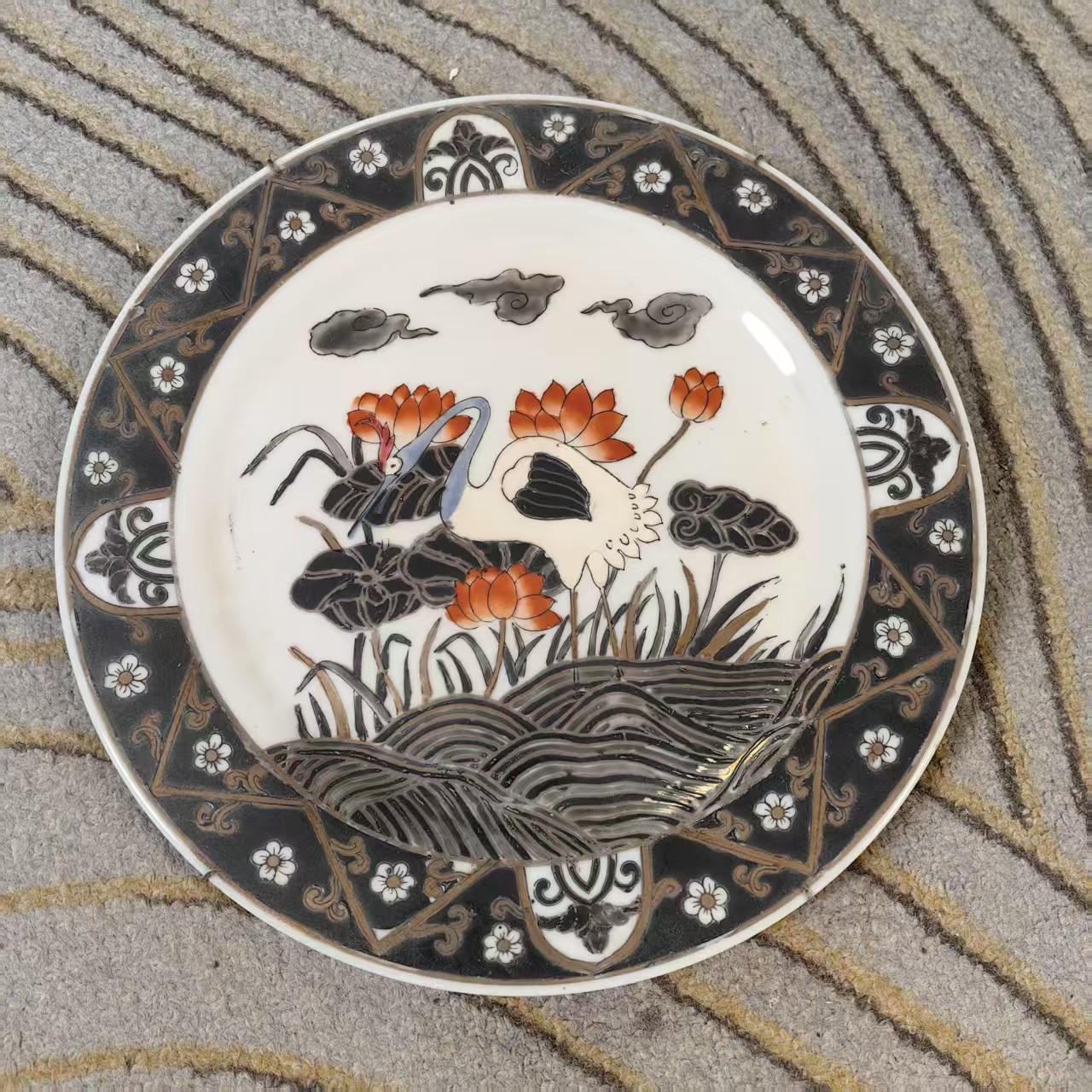 H301粉彩鹤纹花卉盘