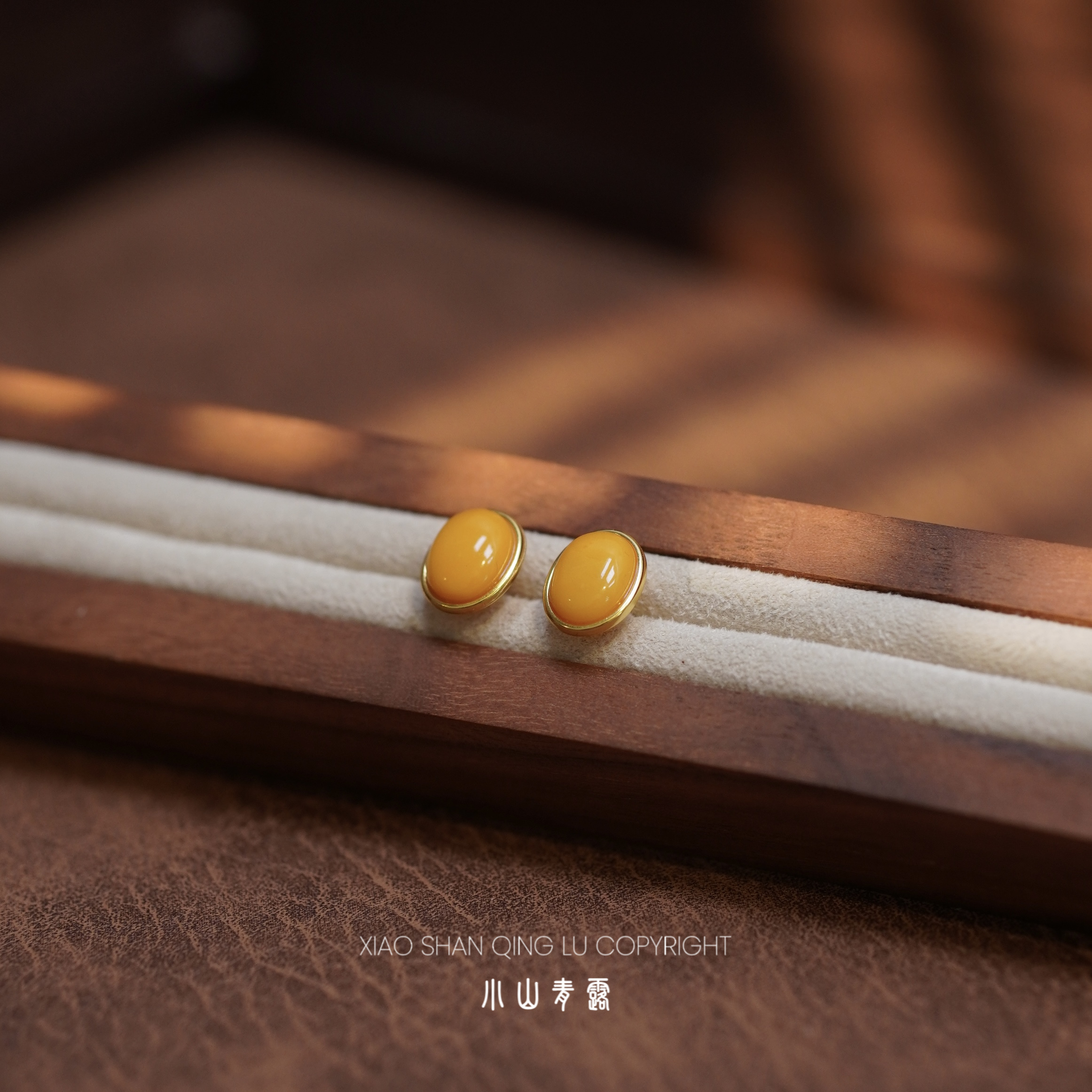 【RYY1897】鸡油蜜蜡轻奢耳钉 S925银镀金镶嵌