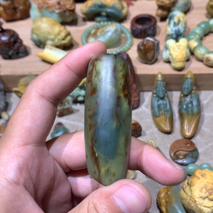 未镶嵌岫岩河磨玉（透闪石质玉）挂件