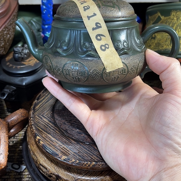 茶壶紫砂原矿泥料手工制作的一把紫砂壶。