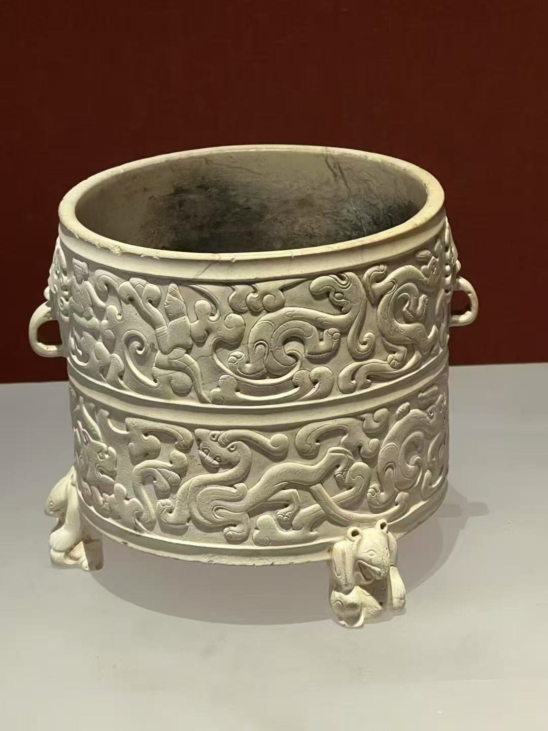 旧藏三足香炉鸡骨白