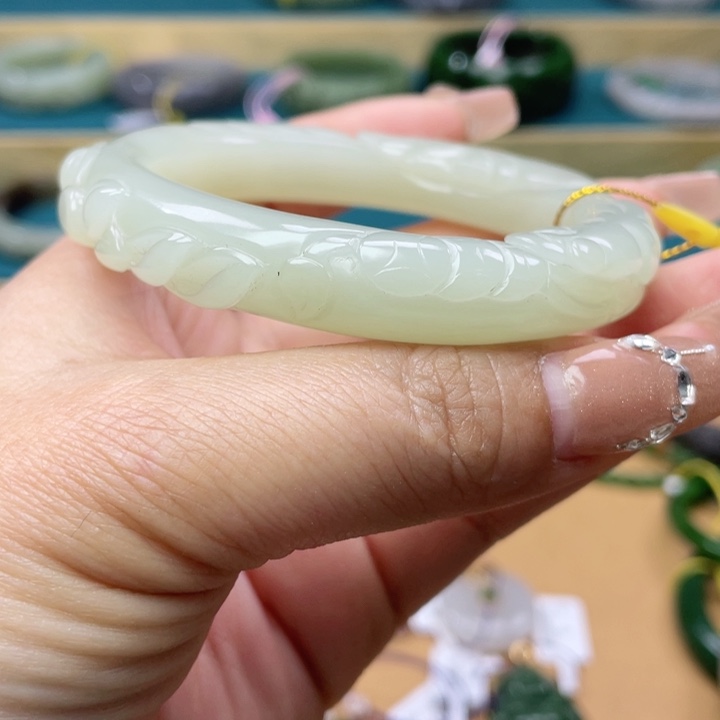 和田玉手镯57圈口。编号115未镶嵌