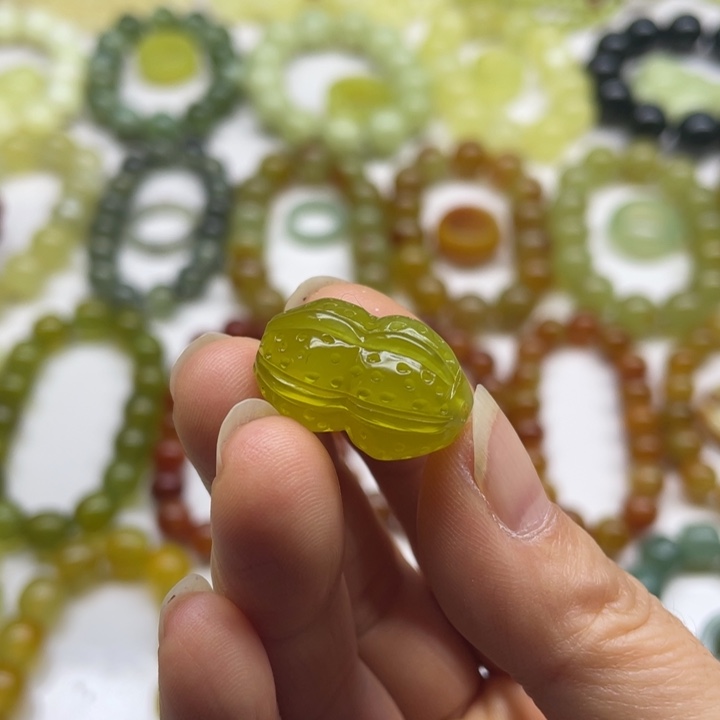 蛇纹石玉花生未镶嵌