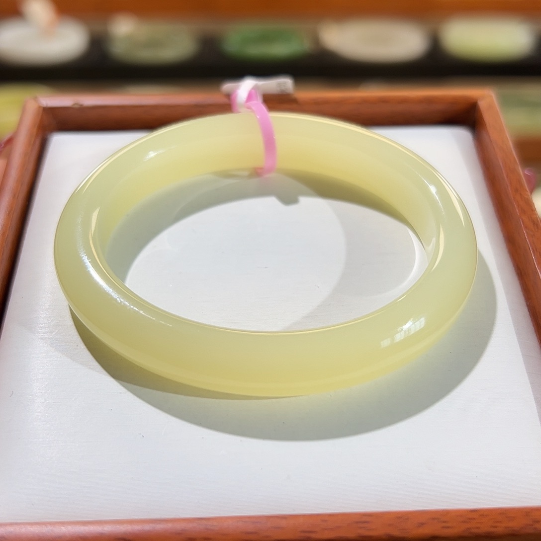 和田玉手镯未镶嵌黄口贵妃