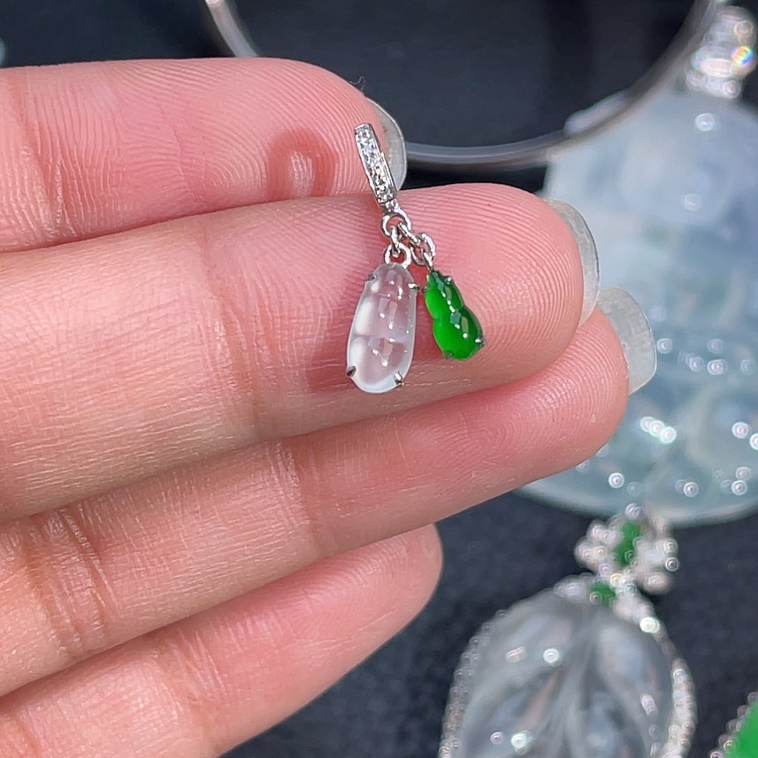 翡翠18K金镶嵌颈饰豆子