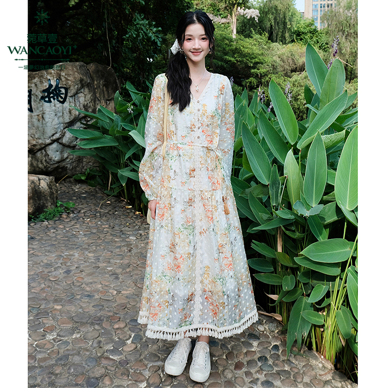 菀壹2025新款女V领木耳边a字印花宽松连衣裙Q03621539