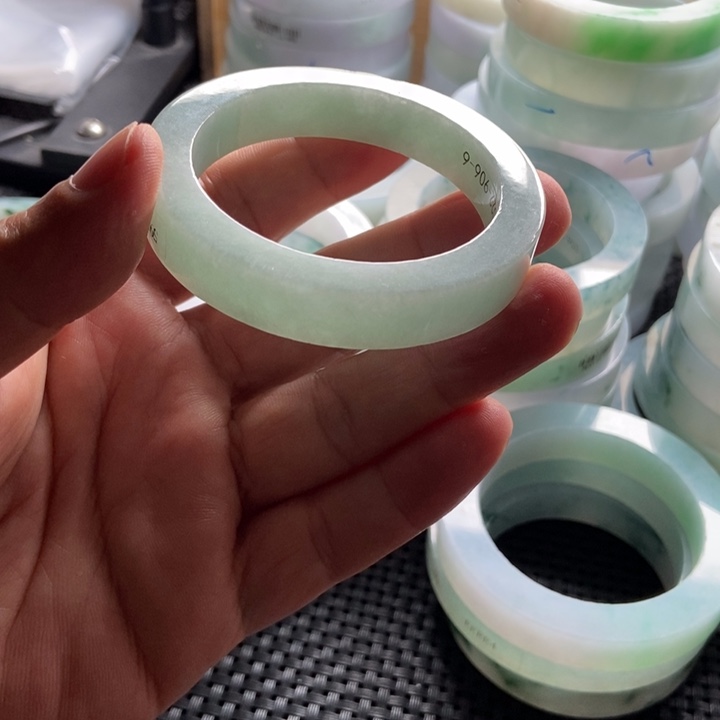 暖***初定制翡翠未镶嵌翡翠手镯