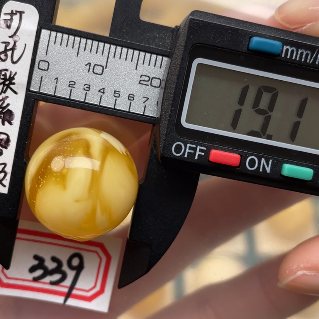 蜜蜡裸石未镶嵌山*?蜜蜡