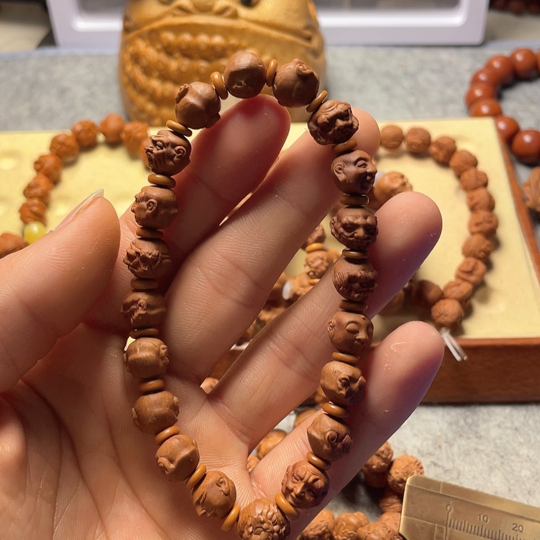 赵*倍龙纹桃核雕刻小罗汉