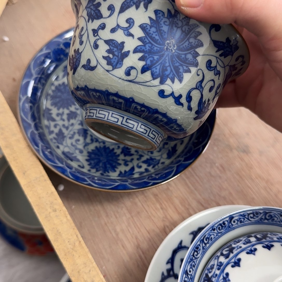 缠枝莲大高足盖碗的